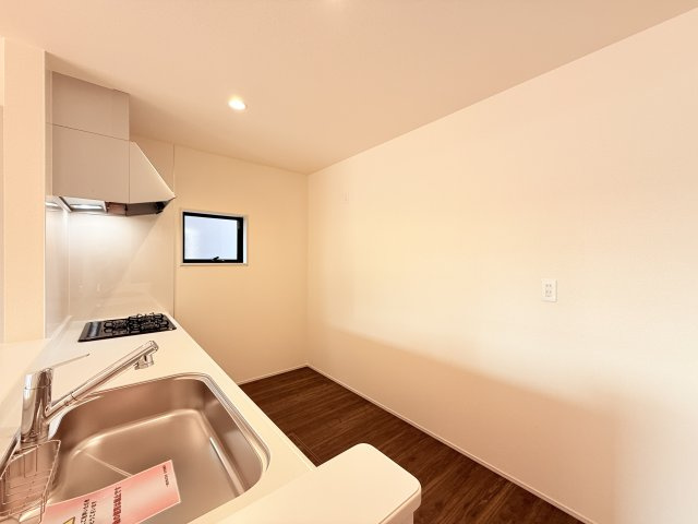 結城郡八千代町東原　新築戸建て　3号棟のキッチン|家族とのコミュニケーションや小さいお子さんの様子を見守りながら安心して料理ができます。洗練されたスタイリッシュなデザインと使い勝手を追求した設備、豊富な収納力も大満足です。