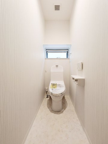 宇治御廟新築戸建のトイレ|お手洗いは1階と2階それぞれにざいます。