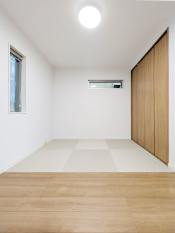 宇治御廟新築戸建の洋室|リビングイニングの隅にある畳コーナーです。