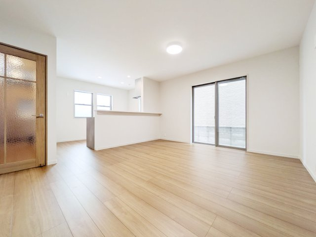 宇治御廟新築戸建の居間・リビング|約16帖のLDKです。