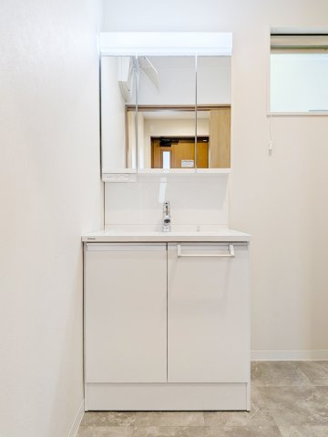 宇治御廟新築戸建の独立洗面台|広々とした洗面所です。