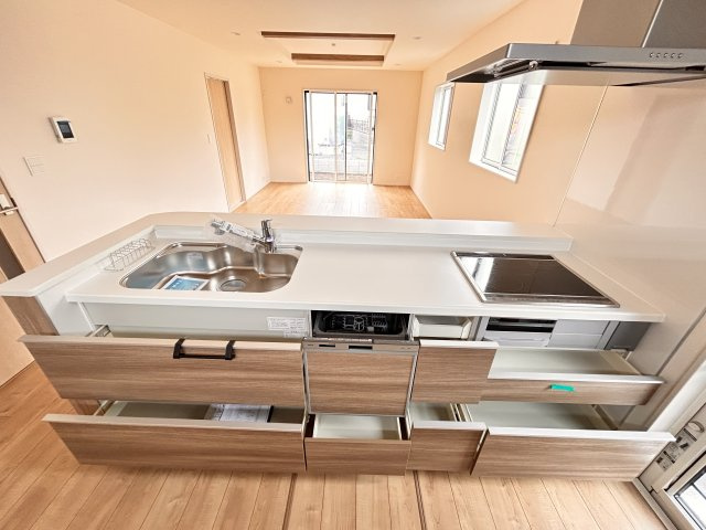 【ブルーミングガーデン】宇都宮市五代2丁目 全3棟のキッチン|〇1号棟　キッチン〇
家事の時短に必須な食器洗乾燥機付！
面倒な後片付けをお任せできます。時間と手間を節約し、ご家族との大切なひとときを増やします。
※2026年7月撮影