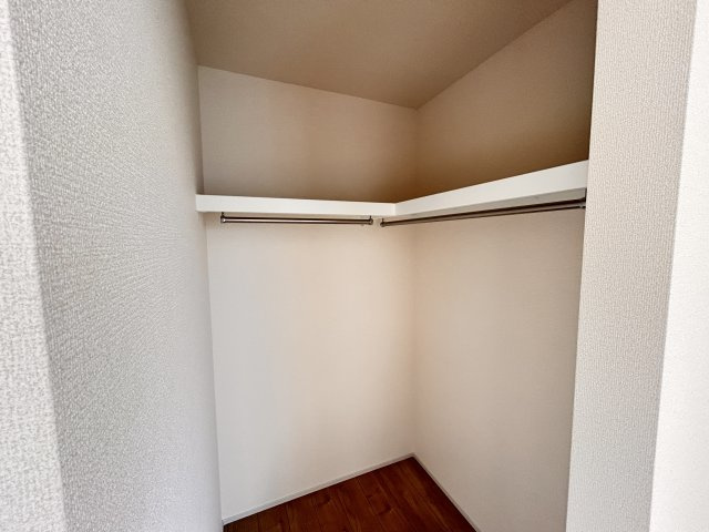【ブルーミングガーデン】宇都宮市五代2丁目 全3棟の収納|〇1号棟・2階5.25帖洋室①〇
収納力と使いやすさを兼ね備えたウォークインクローゼット♪
出し入れしやすく、片付けもラクラク。おしゃれも整理整頓も叶えます！
※2026年7月撮影
