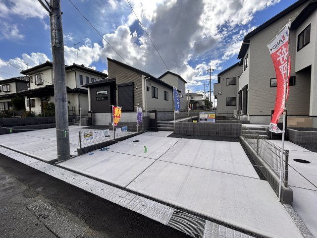 【ブルーミングガーデン】宇都宮市五代2丁目 全3棟の駐車場|〇1号棟　駐車スペース〇
東側公道に面し、敷地延長でありながら並列２台駐車可能！縦列駐車のような奥の車を出すために手前の車を動かす手間がありません。車の出し入れゼロで快適なくらし♪