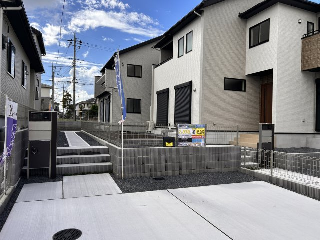 【ブルーミングガーデン】宇都宮市五代2丁目 全3棟のエントランス|〇1号棟〇
建物が公道から奥に離れているため、通行人の目線が全く気になりません。カーテンを開けっぱなしにできる開放的な暮らし♪プライベートな空間を大切にしたい方にぴったりです！
※2026年8月撮影