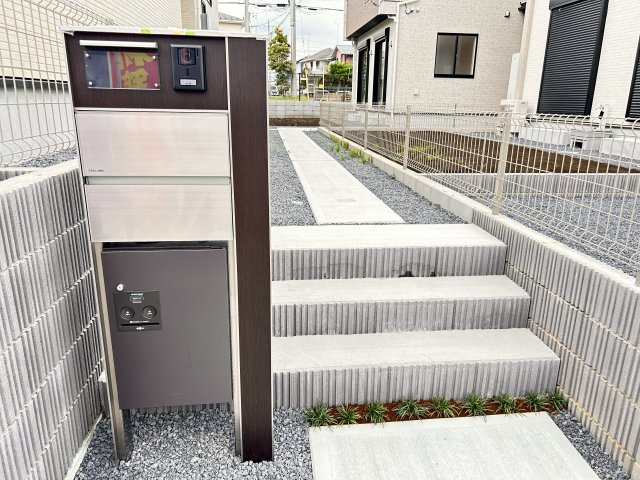 【ブルーミングガーデン】宇都宮市五代2丁目 全3棟の前面道路含む現地写真|〇1号棟〇
玄関にはモニター付きインターホンと留守中も荷物を確実に受け取れる宅配ボックス。
再配達の手間をゼロにし、忙しい毎日の暮らしを快適＆スマートにサポートします♪
※2026年7月撮影