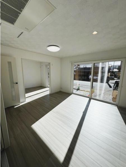 【居間・リビング】 | 土浦市天川2丁目　新築戸建 | 南に面した大きな窓から差し込む光で日中は電気いらず♪