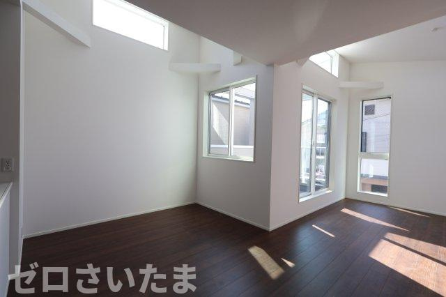 《仲介手数料無料》大宮区天沼町２丁目1043-2新築一戸建てメルディアの居間・リビング