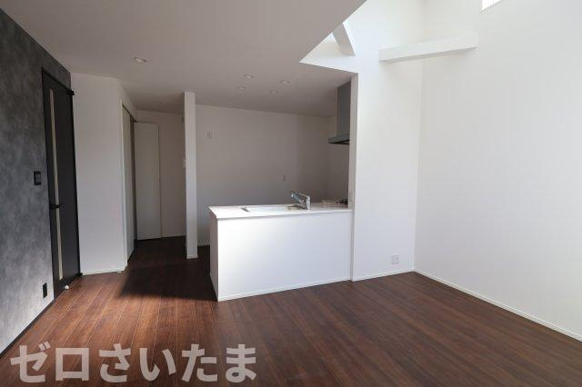 《仲介手数料無料》大宮区天沼町２丁目1043-2新築一戸建てメルディアの居間・リビング