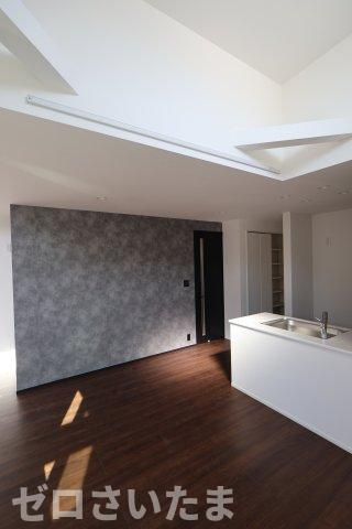 《仲介手数料無料》大宮区天沼町２丁目1043-2新築一戸建てメルディアの居間・リビング