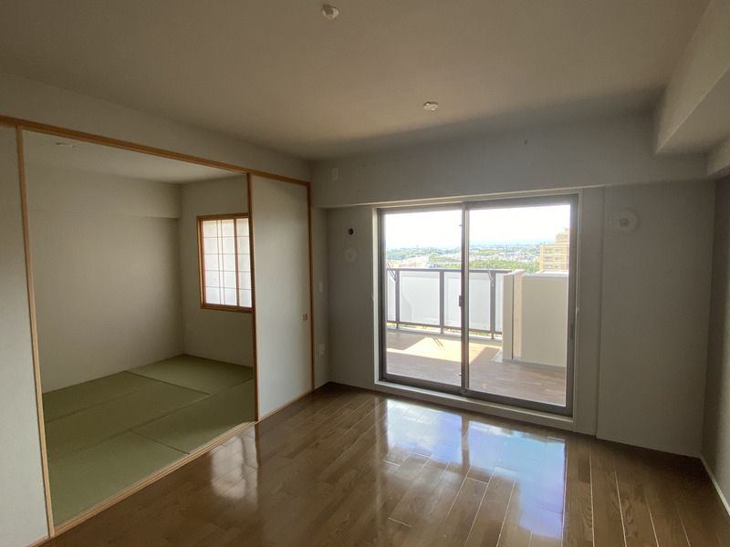 グランドパレス彩都あさぎの居間・リビング