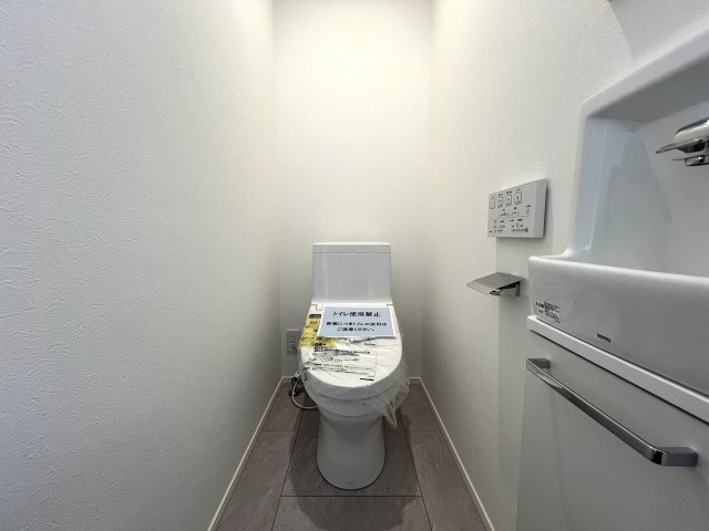 まるでミス六ツ川。美しすぎてごめんなさい。【南区六ツ川４丁目新築戸建】のトイレ|シンプルで使いやすいトイレです