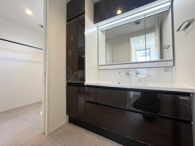 まるでミス六ツ川。美しすぎてごめんなさい。【南区六ツ川４丁目新築戸建】の独立洗面台|独立洗面台、朝の身支度には欠かせません