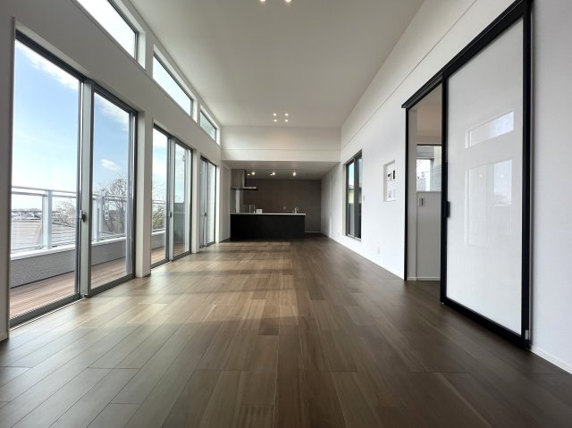 まるでミス六ツ川。美しすぎてごめんなさい。【南区六ツ川４丁目新築戸建】の居間・リビング|こちらのリビングで趣味の時間をお楽しみください