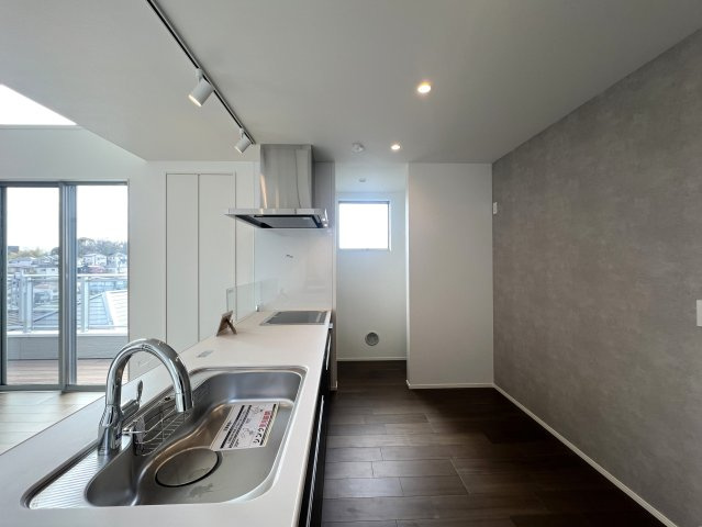 まるでミス六ツ川。美しすぎてごめんなさい。【南区六ツ川４丁目新築戸建】のキッチン|キッチンでお料理をお楽しみください