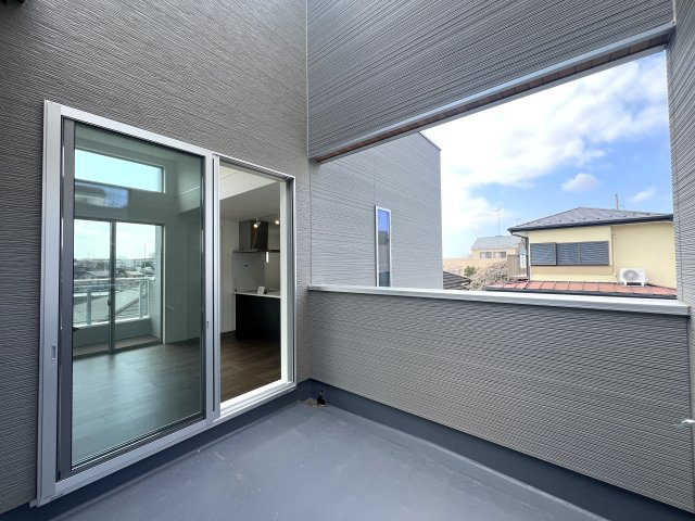 まるでミス六ツ川。美しすぎてごめんなさい。【南区六ツ川４丁目新築戸建】のバルコニー|暖かな日差しのふりそそぐバルコニー
