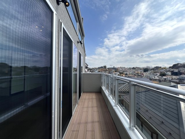 まるでミス六ツ川。美しすぎてごめんなさい。【南区六ツ川４丁目新築戸建】のバルコニー|落ち着いた時間を過ごせるバルコニーです