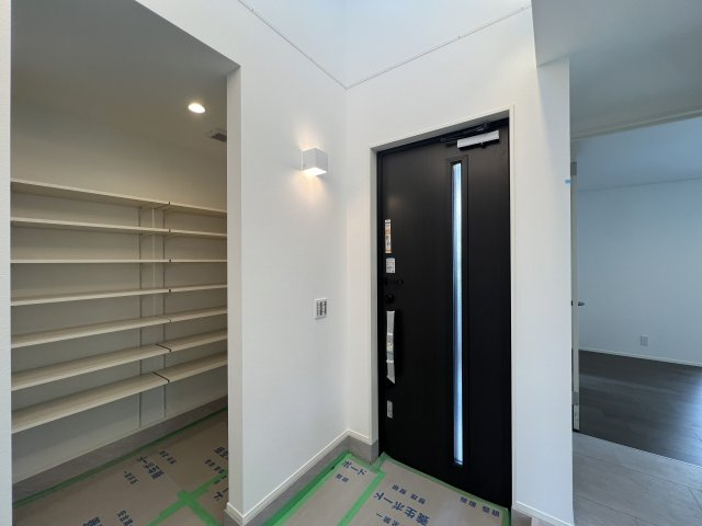 まるでミス六ツ川。美しすぎてごめんなさい。【南区六ツ川４丁目新築戸建】の玄関|収納もある玄関です