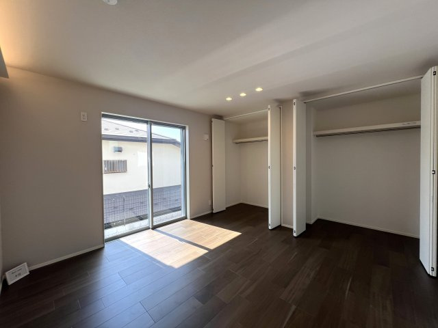 まるでミス六ツ川。美しすぎてごめんなさい。【南区六ツ川４丁目新築戸建】の洋室|明るい洋室です