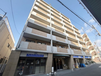 【外観】 | 手入れの行き届いた外壁やエントランスなど、「見ればわかる」レベルで清潔感を保ったマンションです。築年数を感じさせない姿で皆様をお出迎えします。～即日のご見学可能～　お問合せはお気軽にどうぞ。