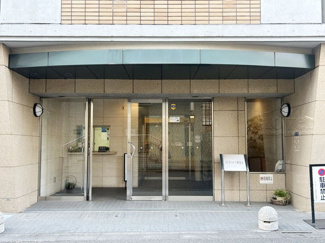【エントランス】 | オートロックを備えた、マンションのエントランス。やはりセキュリティの観点は欠かすことができません。皆様を“安全”に送り出し、出迎えてくれます。～即日のご見学可能～　お問合せはお気軽にどうぞ。