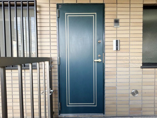 【その他共用部分】 | 皆様をお迎えする、お部屋の玄関ドア。開けやすさや開放角度、ドアノブの操作しやすさや鍵の形状などを、現地で一度ご確認ください。～即日のご見学可能～　お問合せはお気軽にどうぞ。