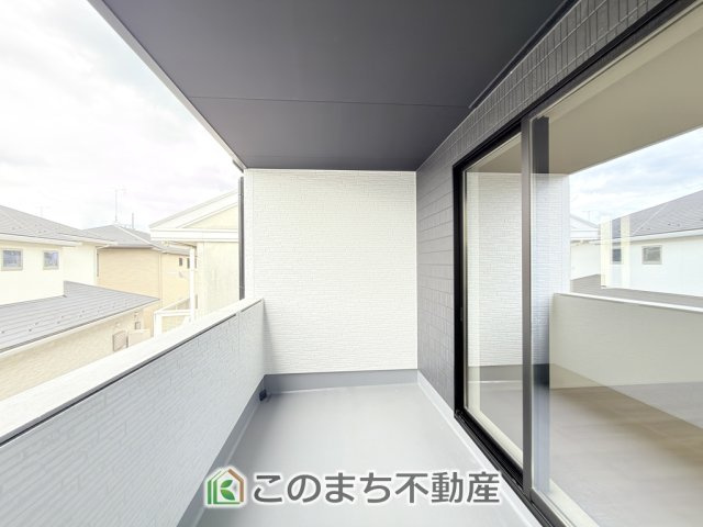グラファーレ宇都宮市上戸祭2期のバルコニー|南向きの大型バルコニーは陽当り良好で、たっぷりのお洗濯物もよく乾きます！
さらにインナーバルコニーなので雨の日でも安心してお出かけできますね♪