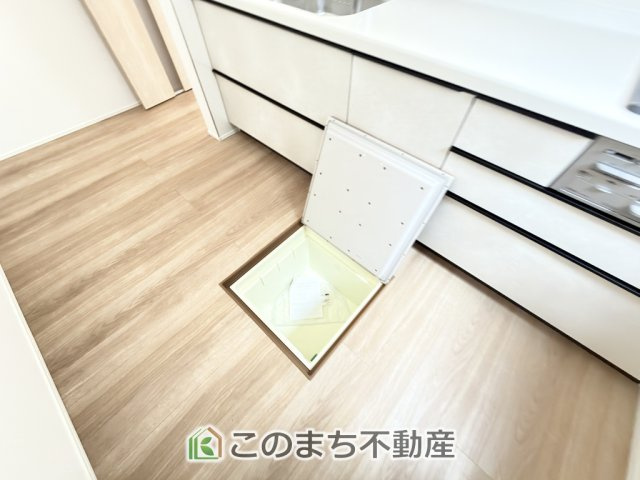 グラファーレ宇都宮市上戸祭2期の収納|キッチンには床下収納を備え、食品や日用品のストック収納に便利。すっきり片付く使い勝手の良い設備です。
