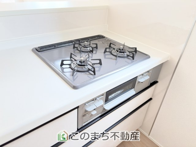 グラファーレ宇都宮市上戸祭2期のキッチン|三ツ口コンロ採用で、同時調理もスムーズ◎！お料理を並べられるカウンター付きで、配膳・片付けをサポート！リビングで過ごすご家族とコミュニケーションを楽しみながら作業可能です♪