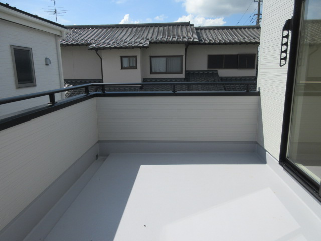 【仲介手数料無料】新築戸建　東松山市松葉町3-11-32（全2棟）のバルコニー
