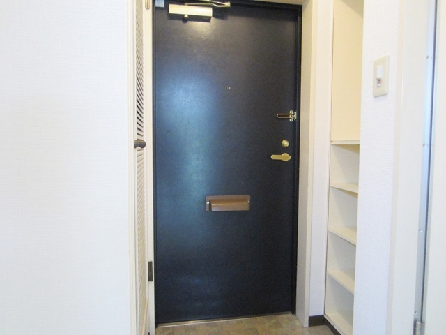 アルファ王子本町ＷＥＳＴの玄関|収納付きの玄関でスッキリ使えます。