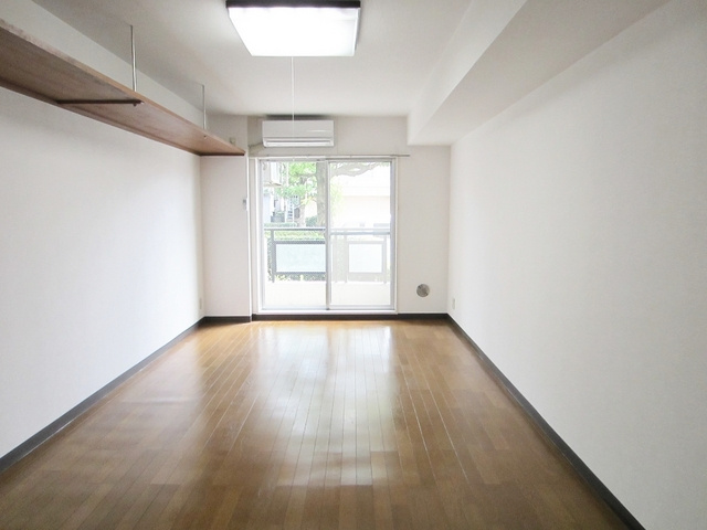 アルファ王子本町ＷＥＳＴの居間・リビング|10.5帖の広いお部屋で寛げますよ。