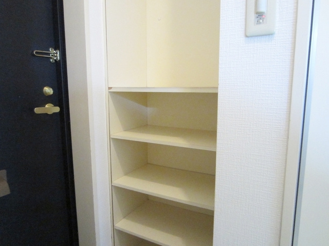 アルファ王子本町ＷＥＳＴの収納|玄関収納付きですよ。