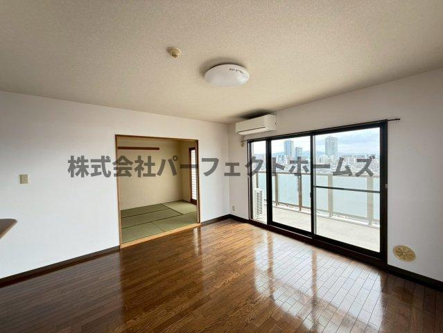 ダイアパレス枚方サウスピアの居間・リビング|ゆったり過ごせるリビングです