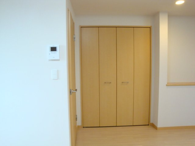 アネックス小向の収納|ＴＶホンとクローゼット（イメージ）