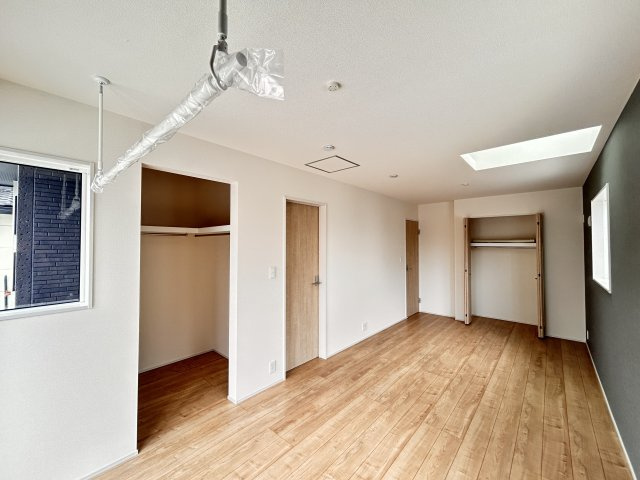 【ブルーミングガーデン】宇都宮市五代2丁目 全3棟の収納|〇3号棟・5帖+5.25帖洋室〇
将来、2部屋に分割しても各室に収納が付くよう考えられた間取です♪
ライフステージに合わせて長く快適に暮らせる住まいです。
※2026年7月撮影