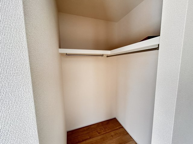 【ブルーミングガーデン】宇都宮市五代2丁目 全3棟の収納|〇3号棟・5帖+5.25帖洋室〇
洋服もバッグもまとめて収納できるウォークインクローゼット♪
見渡せるから選びやすく、毎日のコーディネートがもっと楽しくなります。
※2026年7月撮影
