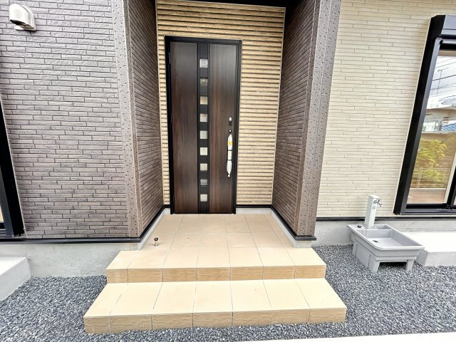 【ブルーミングガーデン】宇都宮市五代2丁目 全3棟の玄関|〇3号棟〇
奥行きのあるアプローチがある事で雨に日でもぬれずに傘の準備が出来ます。
また、人目を気にせず扉を開け閉めできますので、毎日のお出かけもストレスフリーです！
※2026年7月撮影