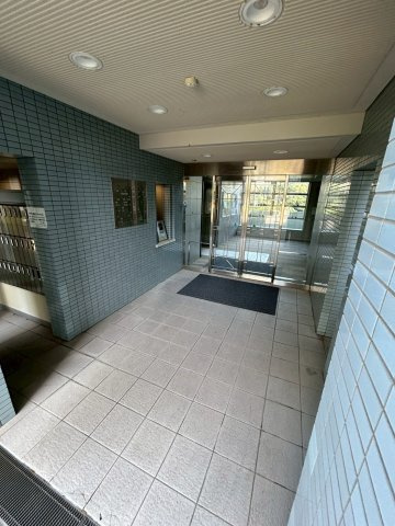 神戸市東灘区向洋町中３丁目の賃貸マンションのエントランス