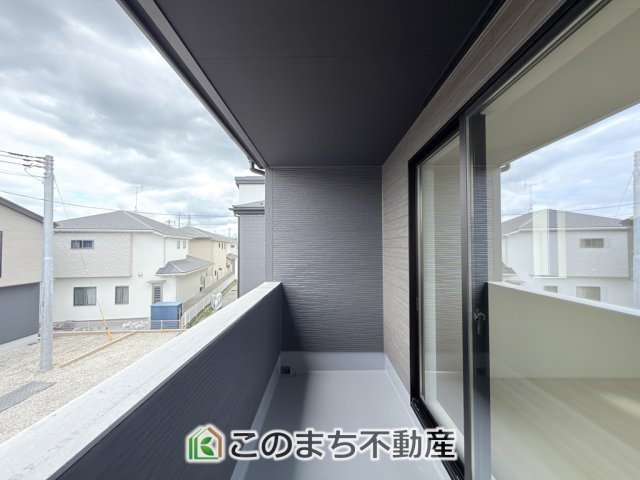 グラファーレ宇都宮市上戸祭2期のバルコニー|南向きの大型バルコニーは陽当り良好で、たっぷりのお洗濯物もよく乾きます！
さらにインナーバルコニーなので雨の日でも安心してお出かけできますね♪