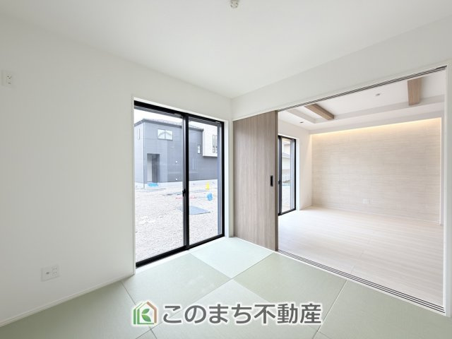 グラファーレ宇都宮市上戸祭2期の和室|お子様のお昼寝にも便利な和室です。大きな窓から暖かな日差しが差し込みます♪