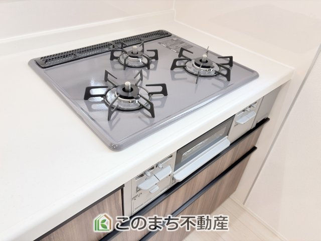 グラファーレ宇都宮市上戸祭2期のキッチン|三ツ口コンロ採用で、同時調理もスムーズ◎！お料理を並べられるカウンター付きで、配膳・片付けをサポート！リビングで過ごすご家族とコミュニケーションを楽しみながら作業可能です♪