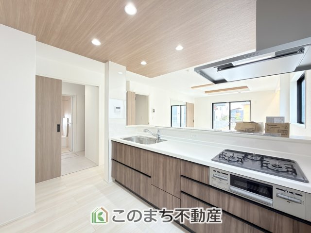 グラファーレ宇都宮市上戸祭2期のキッチン|人気の対面式キッチン☆料理をしながらご家族とコミュニケーションが取れます♪