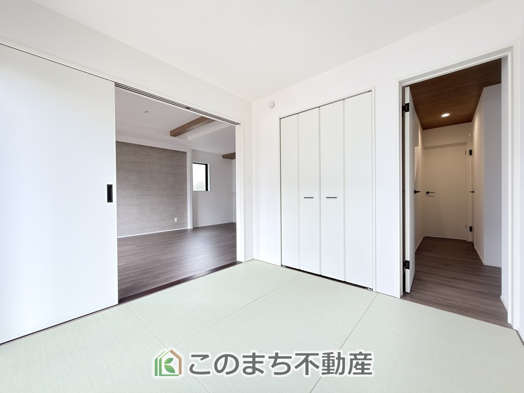 グラファーレ宇都宮市上戸祭2期の和室|お子様のお昼寝にも便利な和室です。大きな窓から暖かな日差しが差し込みます♪