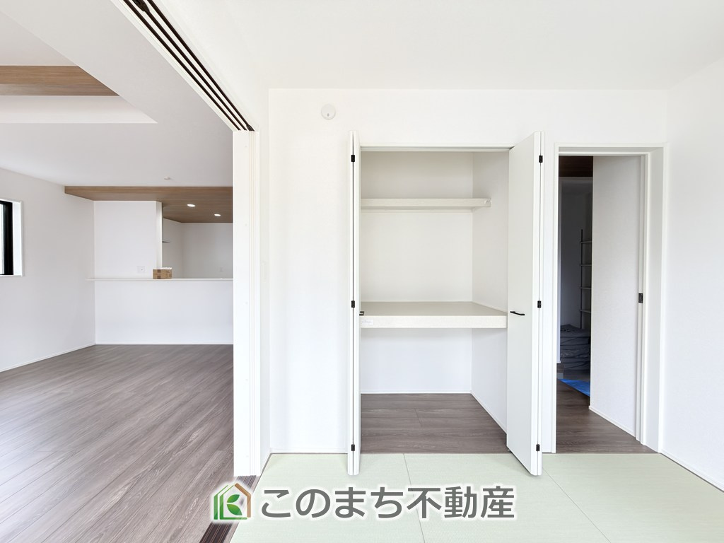 グラファーレ宇都宮市上戸祭2期の収納|中棚付きの収納はお布団をしまうのにも最適です♪お子様のお昼寝にも便利な和室です。