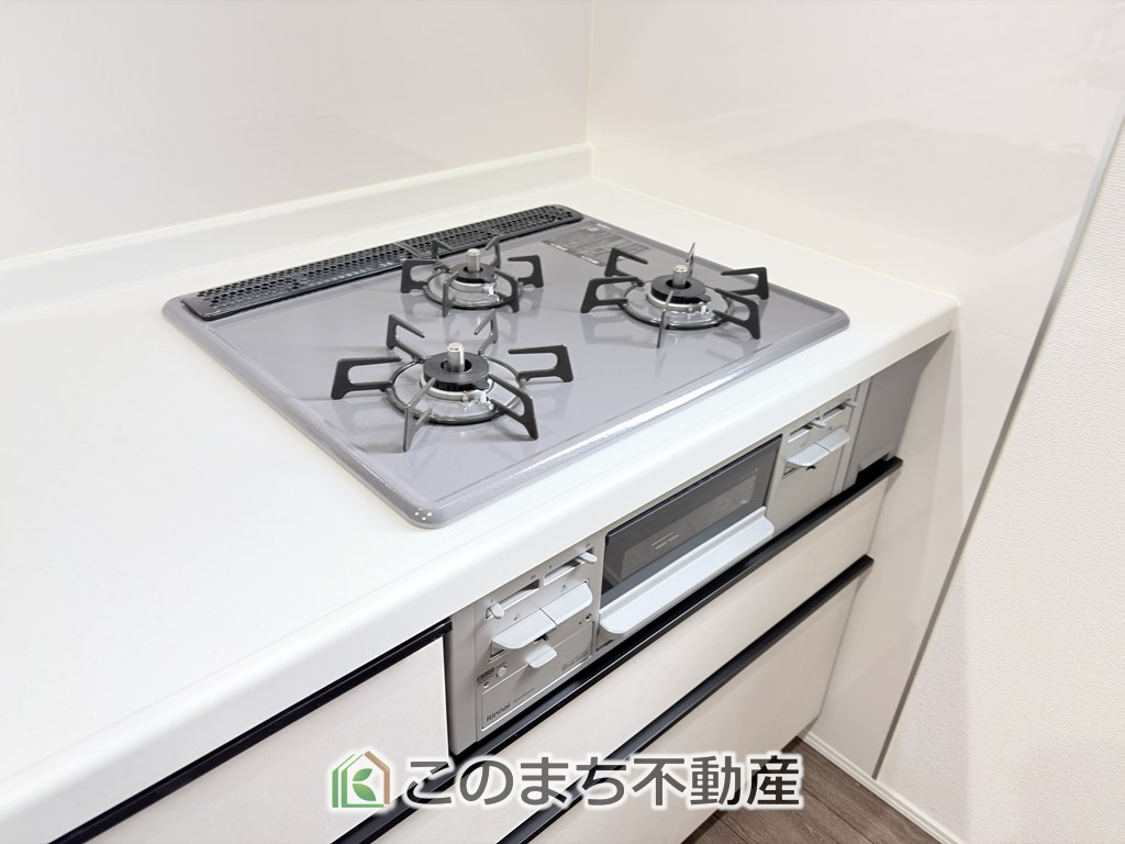 グラファーレ宇都宮市上戸祭2期のキッチン|三ツ口コンロ採用で、同時調理もスムーズ◎！お料理を並べられるカウンター付きで、配膳・片付けをサポート！リビングで過ごすご家族とコミュニケーションを楽しみながら作業可能です♪