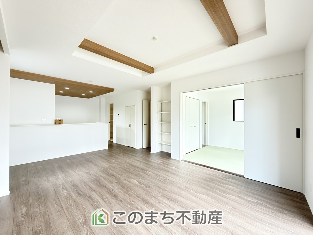 グラファーレ宇都宮市上戸祭2期の居間・リビング|開放感のある広々としたリビング☆家族みんなでゆったりくつろげます♪ 南側から暖かな日差しが差し込みます♪キッチンからリビングの様子がよく見渡せます☆