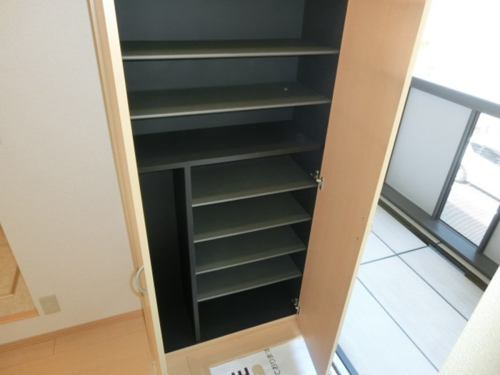 AdoniS.Ⅰ（ｱﾄﾞﾆｽ・ﾜﾝ）の玄関|シューズボックス