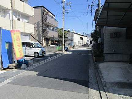 広島市安佐南区西原9丁目　新築一戸建て(全2棟)の前面道路含む現地写真
