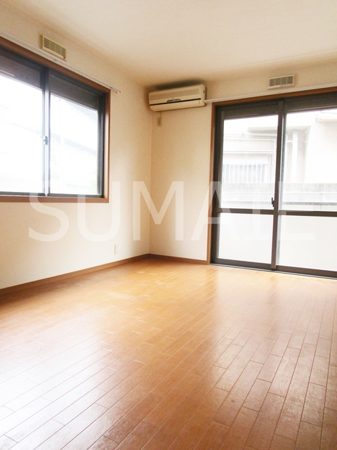 ドゥポンスの居間・リビング|2面採光の明るいお部屋です♪